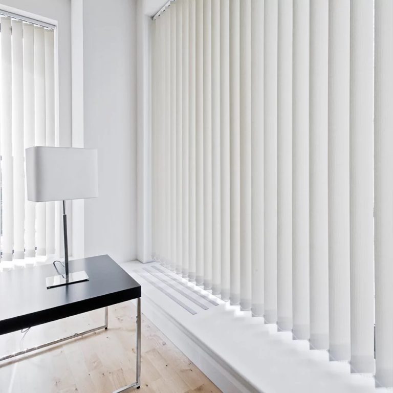 Bandas verticales blancas en un ambiente luminoso