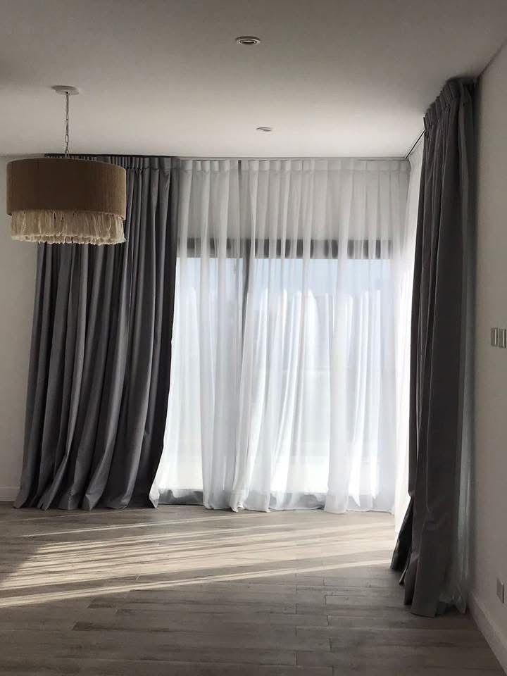 Cortinas con riel europeo, gasa blanca y paños laterales grises