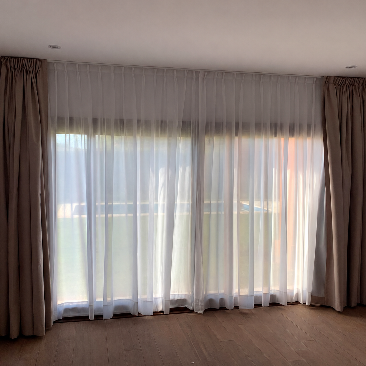 Cortinas de gasa y blackout instaladas en un ambiente