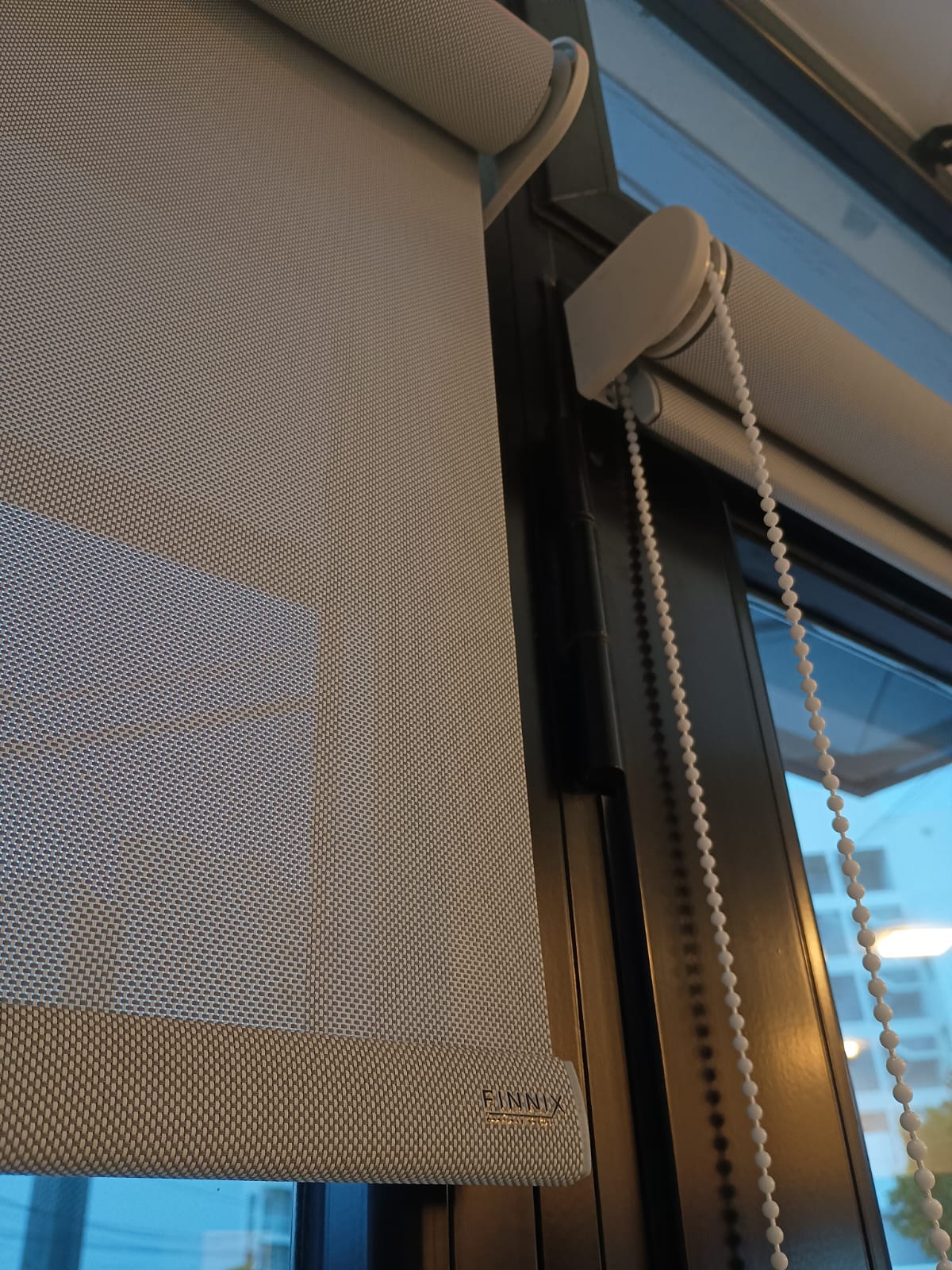 Cortina roller screen: mecanismo, tela y zócalo con etiqueta FINNIX