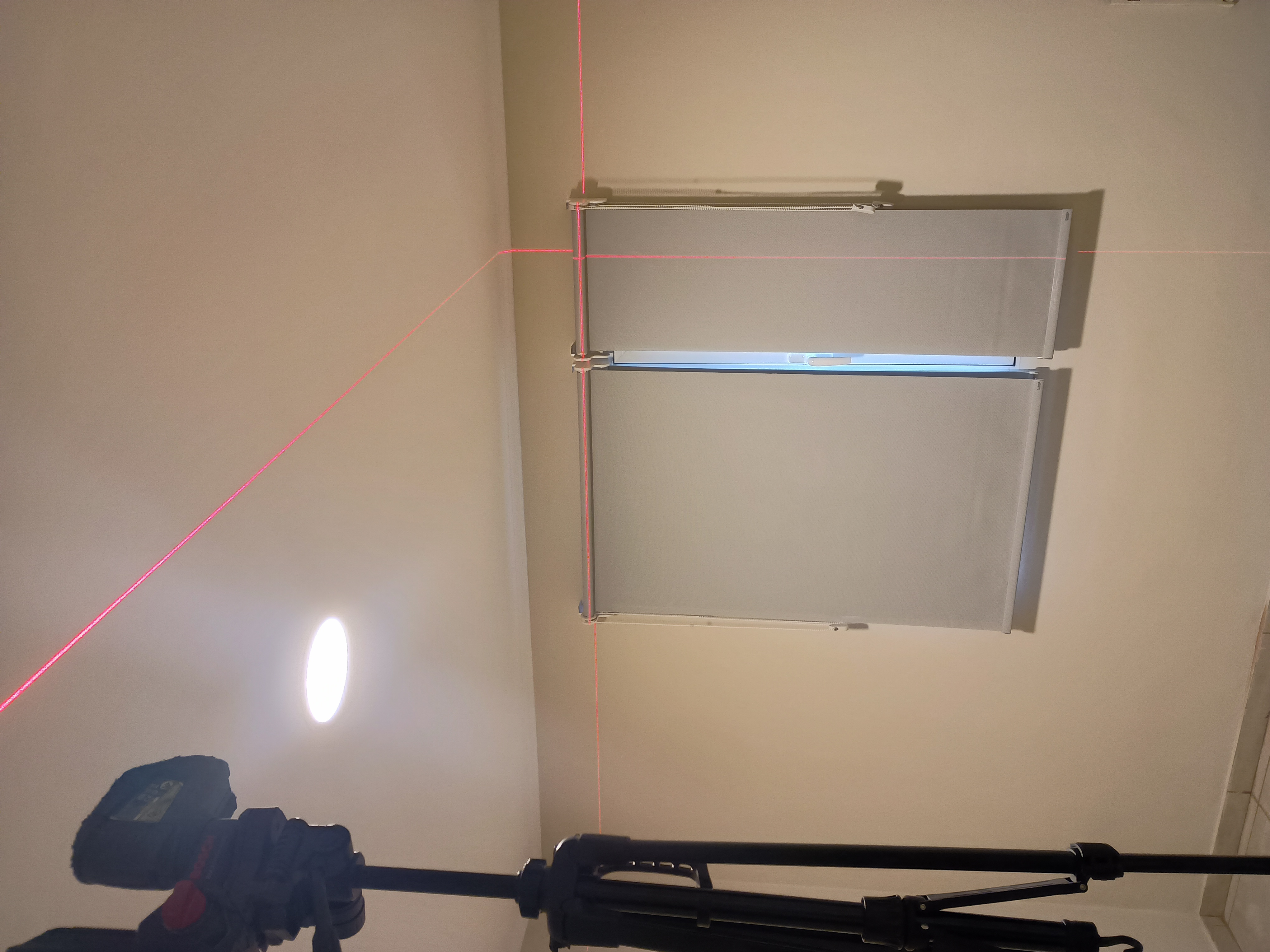 Instalación de cortinas roller con nivel láser